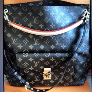 🌸🌸 RETIRED 🌸🌸 Authentic Louis Vuitton Metis HOBO